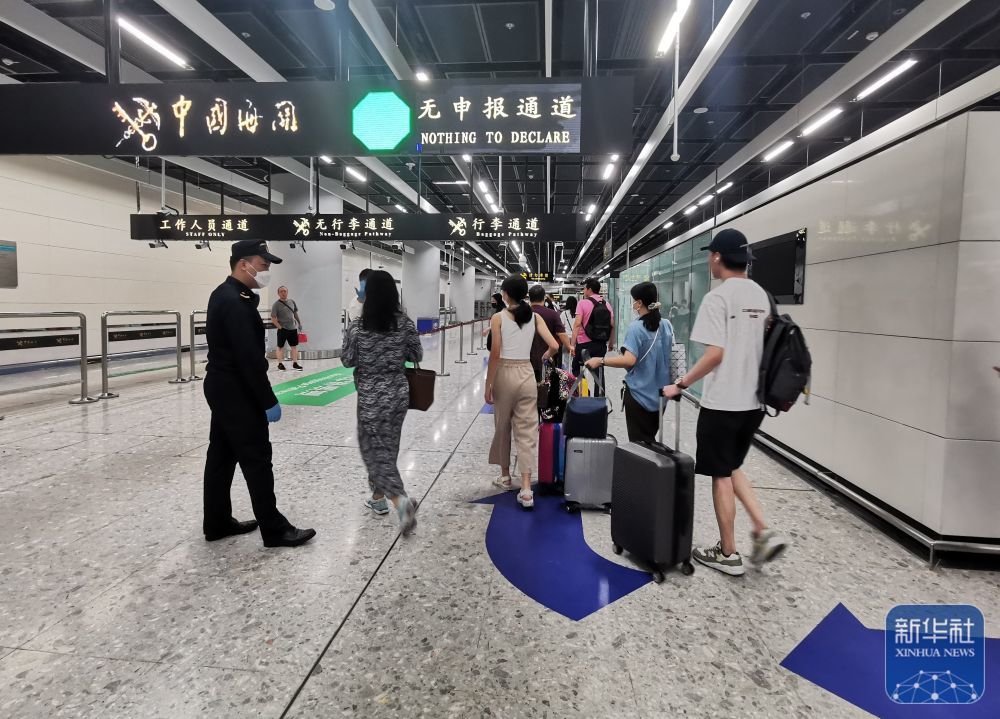 ↑香港游客进入西九龙站，准备乘高铁前往内地（2023年7月26日摄）。新华社记者 王丰 摄