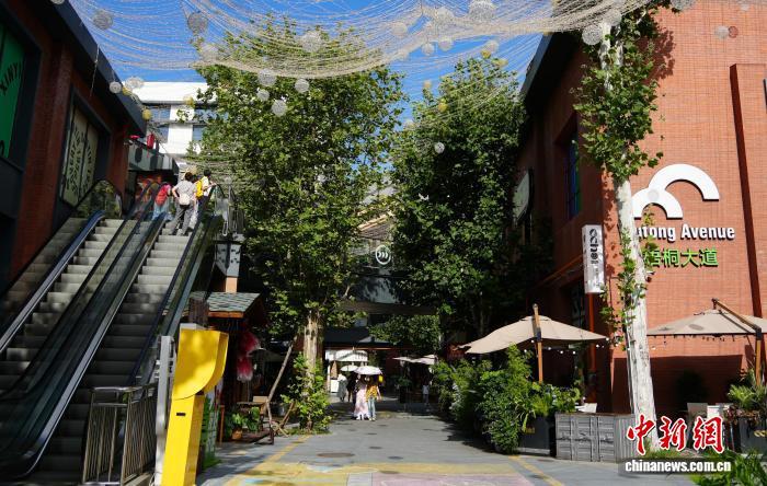 8月23日，游客在贵阳市新印1950文化创意街区游览。 中新社记者 周燕玲 摄