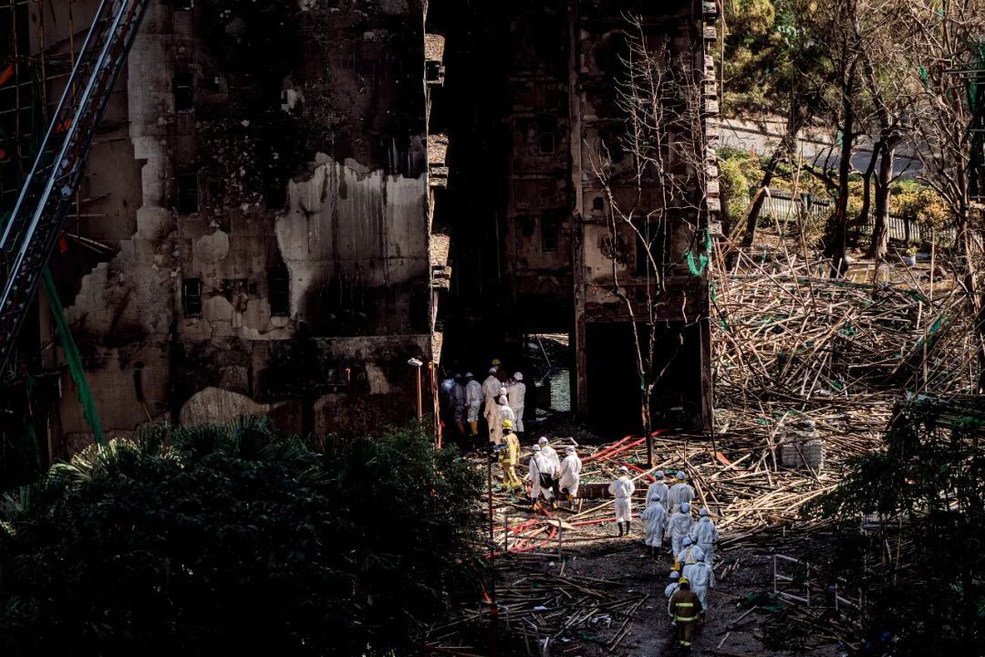 上图:11月26日下午,宏福苑火灾现场,71岁的王先生哭喊妻子被困火场。图/IC