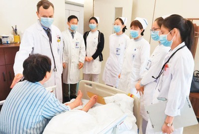 沈义扬(左二)和同事们一起为患者诊疗。