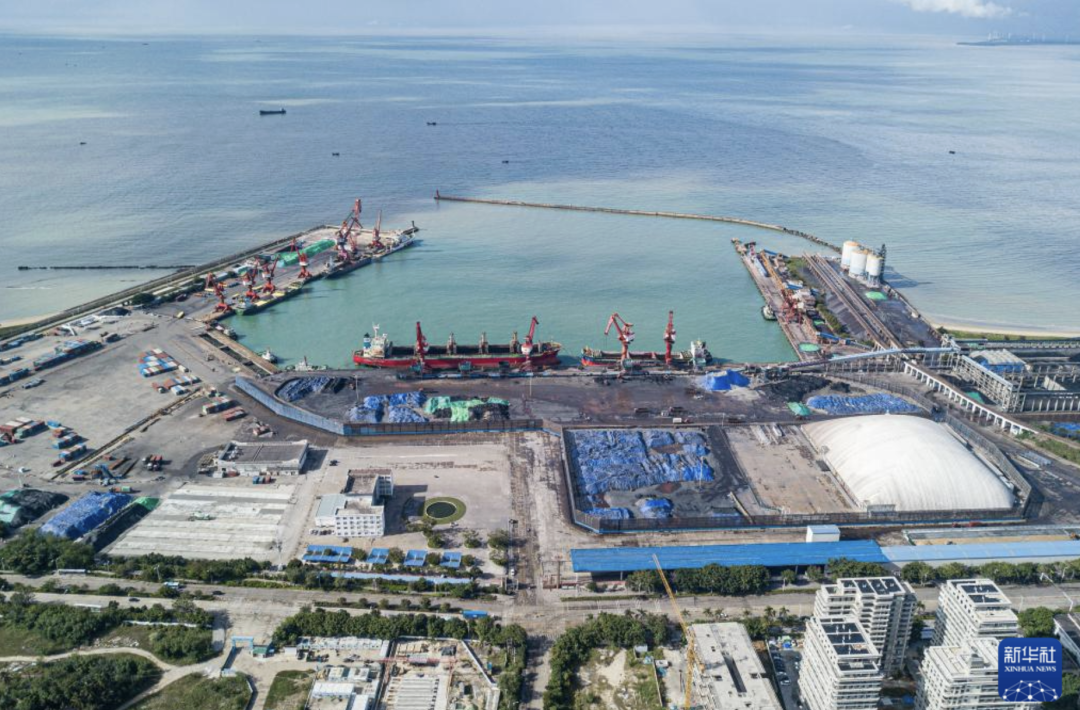 在海南东方拍摄的八所港口岸,其既是海南自贸港8个对外开放口岸之一,又是10个“二线口岸”之一。图源:新华社