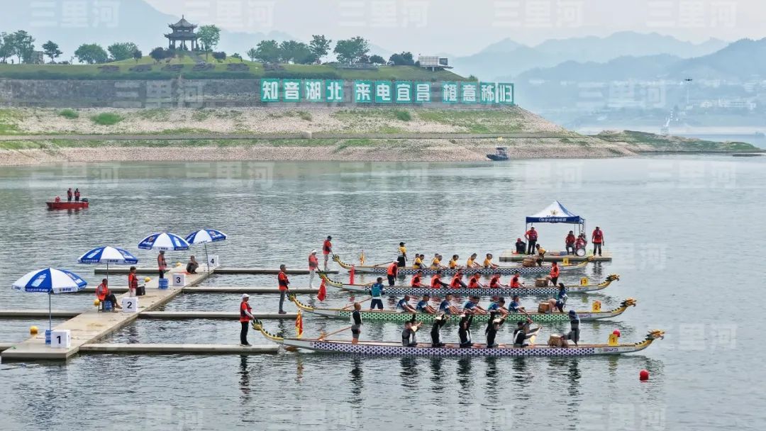 图为屈原故里传统龙舟大赛开桨。(无人机图片) 中新社发 周星亮/摄