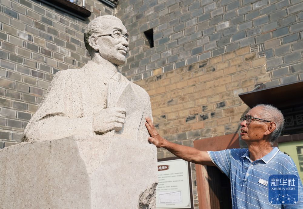 2025年8月1日，78岁的梅氏家族长辈梅华林在梅汝璈故居院中瞻仰梅汝璈雕像。