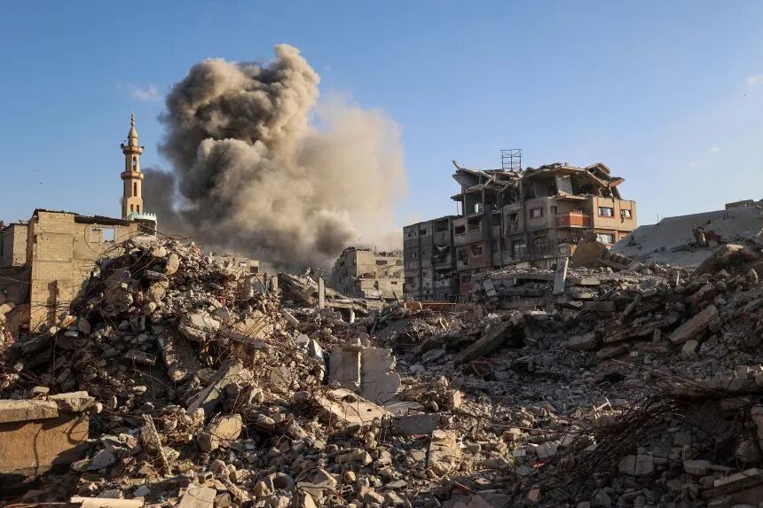 周日,以色列对加沙地带中部巴勒斯坦难民布雷吉营地发动袭击的后果。