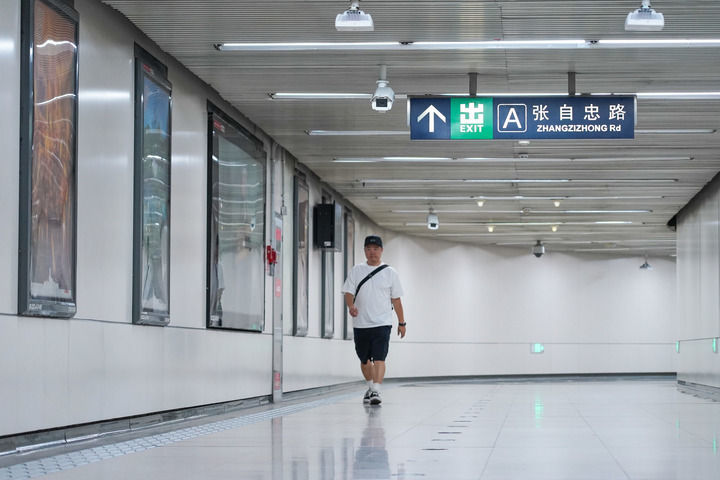 乘客走进北京张自忠路地铁站（8月26日摄）。新华社记者 陈钟昊 摄