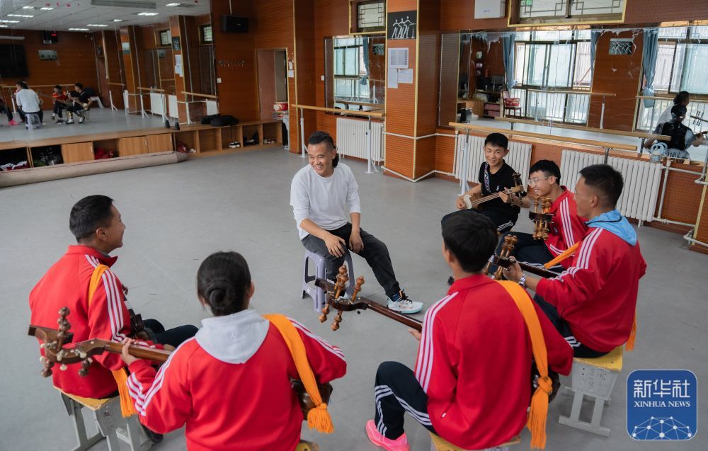 ↑ 9月9日，在拉萨市第二中等职业技术学校，洛桑次仁老师在给孩子们传授扎念琴弹奏的要领。
