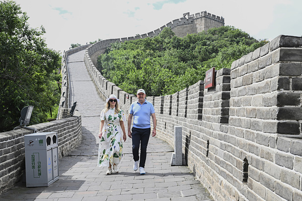 7月16日，北京，阿尔巴尼斯和未婚妻朱迪&middot;海顿游长城。 视觉中国