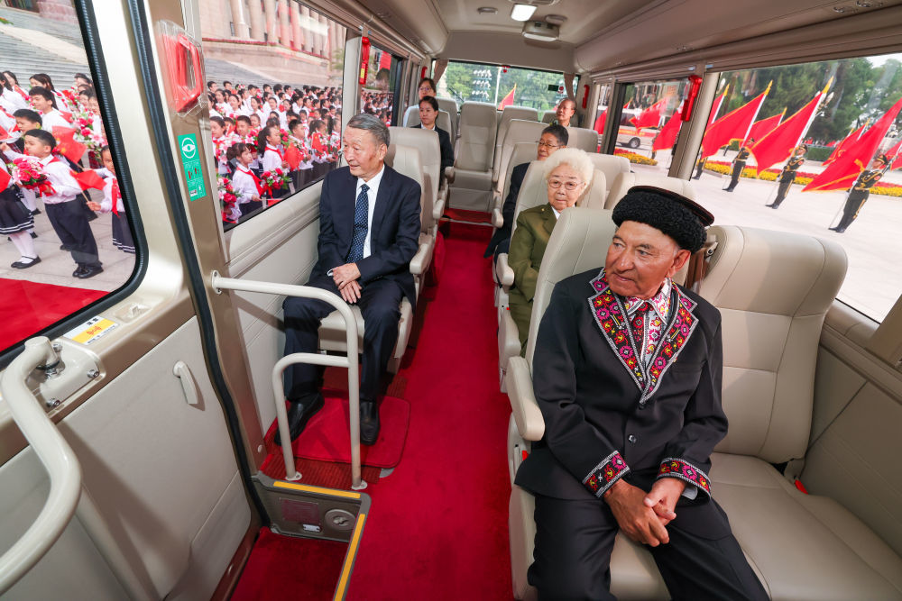 2024年9月29日，国家荣誉称号获得者乘坐礼宾车抵达人民大会堂。新华社记者刘彬摄