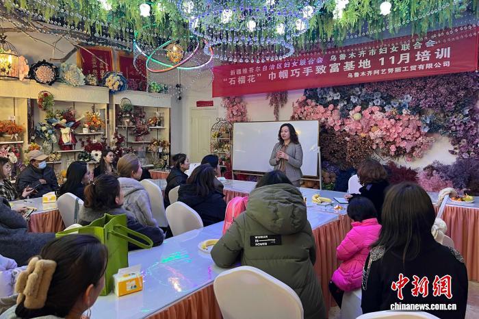 多年来,阿依努尔致力于提升女性就业技能。图为培训活动现场。戎睿 摄