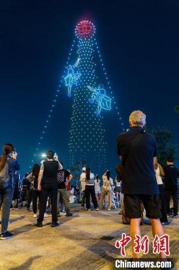 5月1日晚，1000架无人机在香港湾仔临时海滨花园腾空而起，为市民、游客带来精彩的“五一”假期无人机表演。　 中新社记者 侯宇 摄