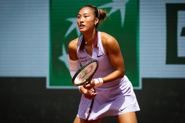 一大早,中国金花喜讯:2-0四强、2大里程碑,郑钦文再战萨巴伦卡