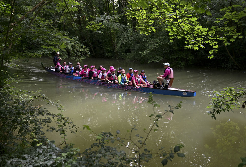 ↑在法国香槟沙隆，“冠军龙女”龙舟队在马恩河上训练（2024年7月7日摄）。