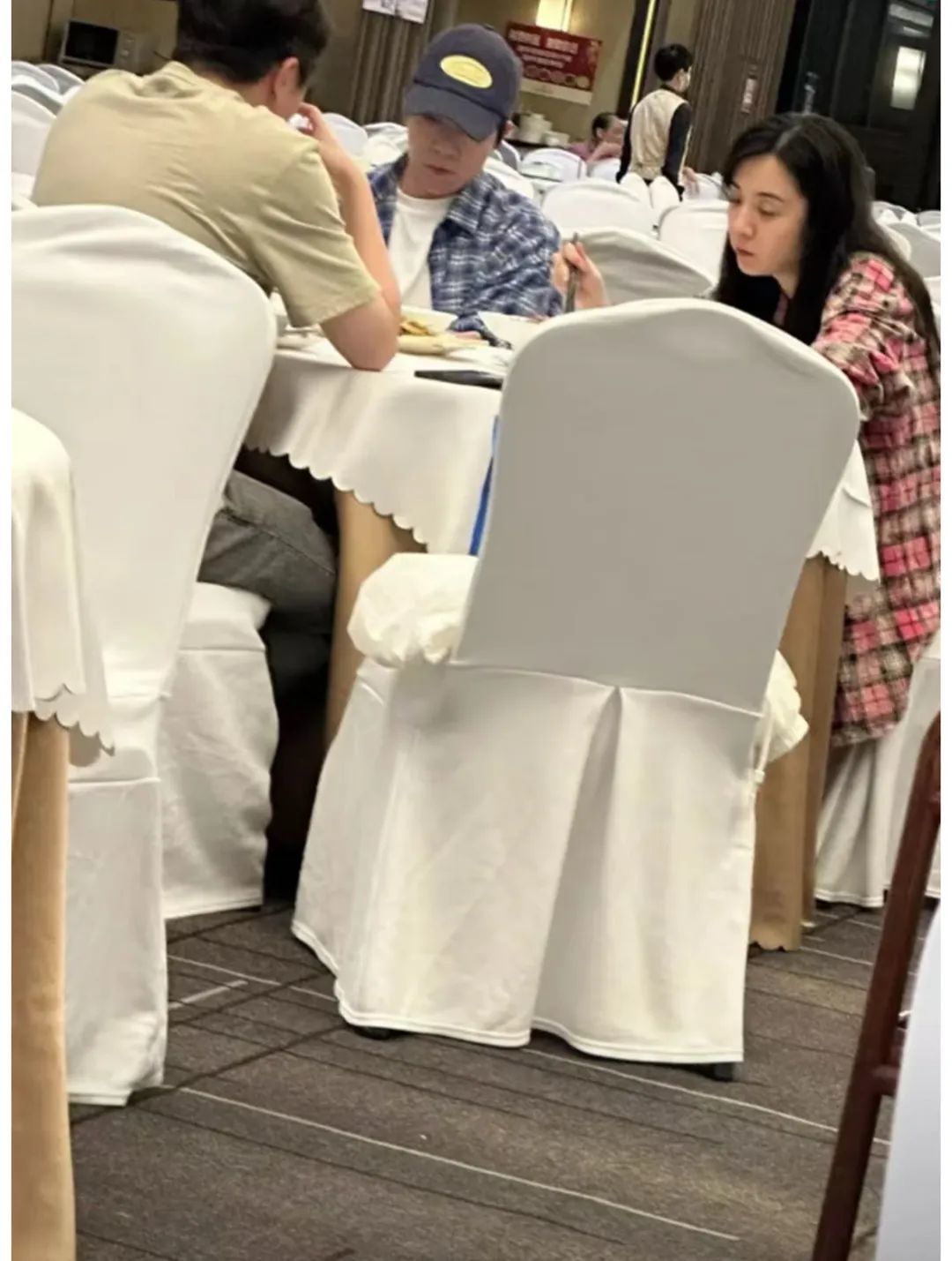 吵翻天了…他俩到底结没结婚啊？