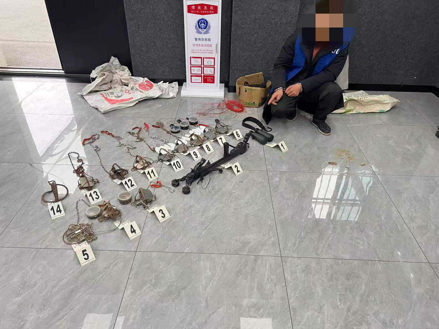 ▲警方从纪某某处缴获的捕猎工作 荣县公安供图