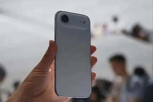 苹果轻薄机iPhoneAir扑街了,国产厂商们,为何还跟风?