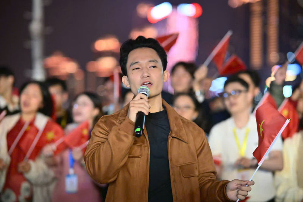 11月14日,参加“红色研学之旅”的越南学生陈越勇在重庆与中国朋友合唱《你来我往有情缘》。(受访者供图)