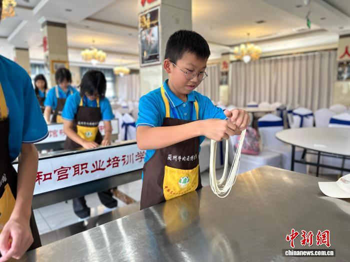 图为港青体验拉面 王牧雨 摄