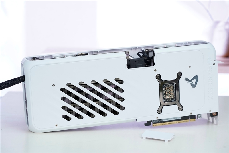 电竞叛客RTX 5070 Ti MAX显卡评测:300W性能释放畅玩4K 隐藏电源线设计海景房绝配