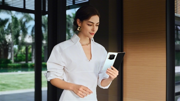 华为Mate X7四配色官图发布:独一无二新设计 最强辨识度