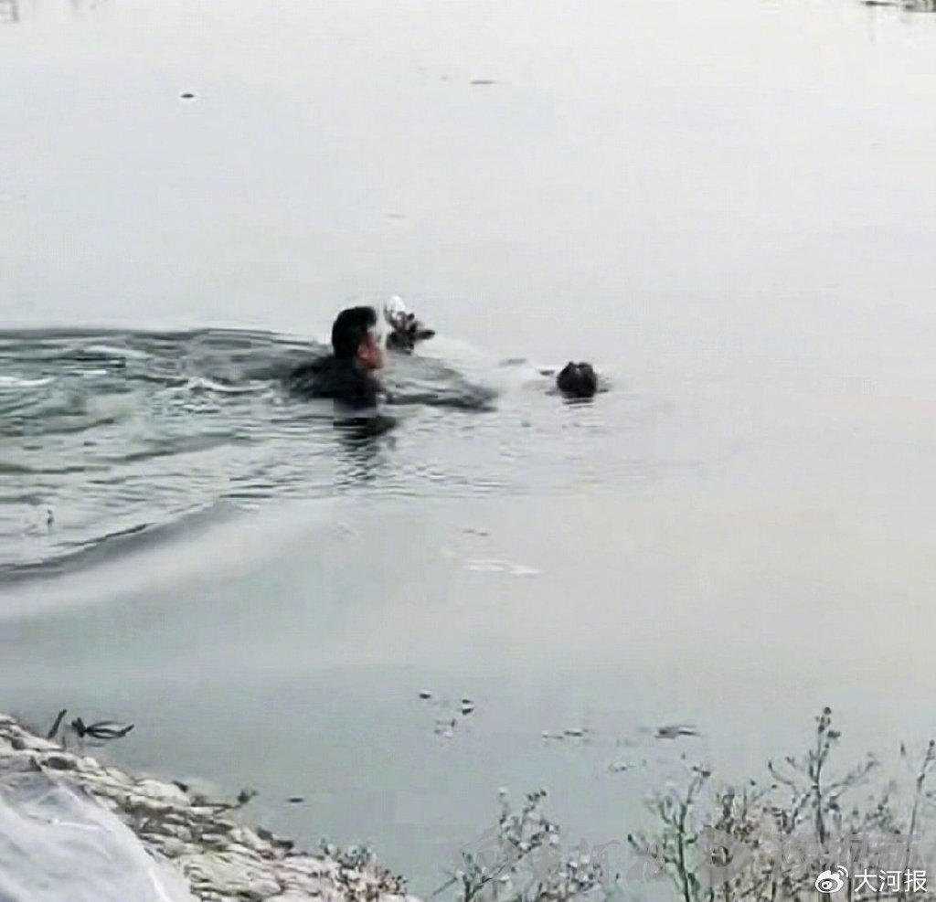 馮鑫磊游向落水女子 網(wǎng)友拍攝視頻截圖