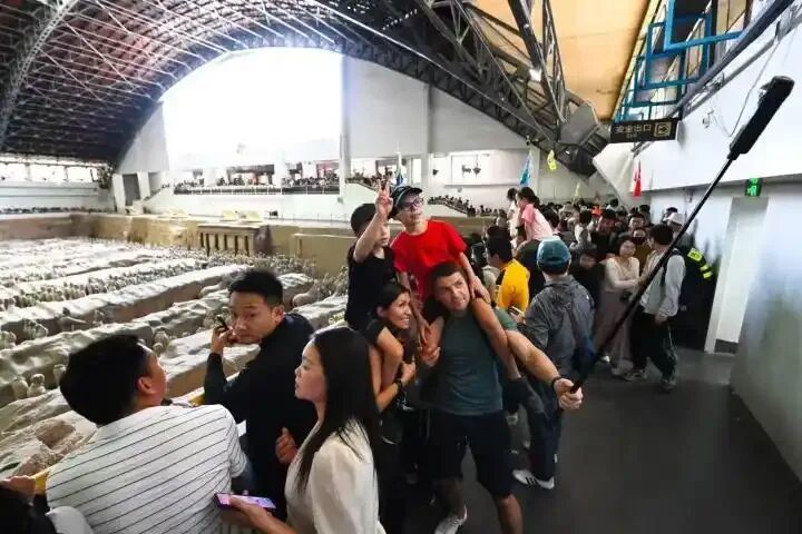 外国游客参观兵马俑