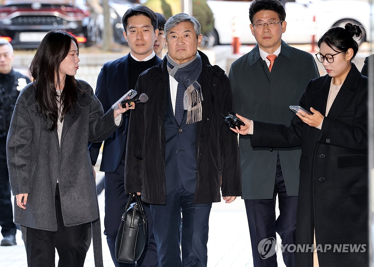 当地时间11月11日,在首尔中央地方法院,赵太庸(中)准备接受逮捕必要性审查。 韩联社