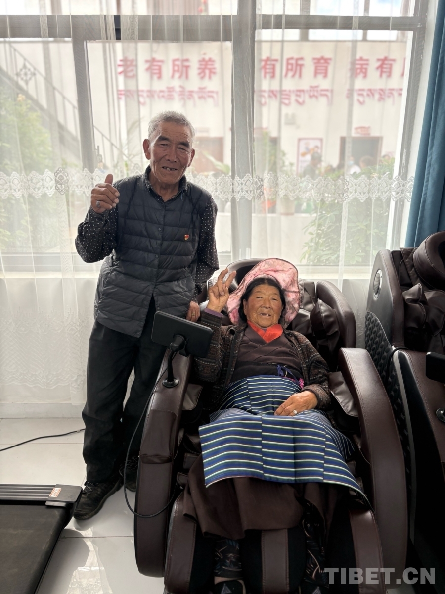 图为波啦次仁扎西和莫啦艾索郎