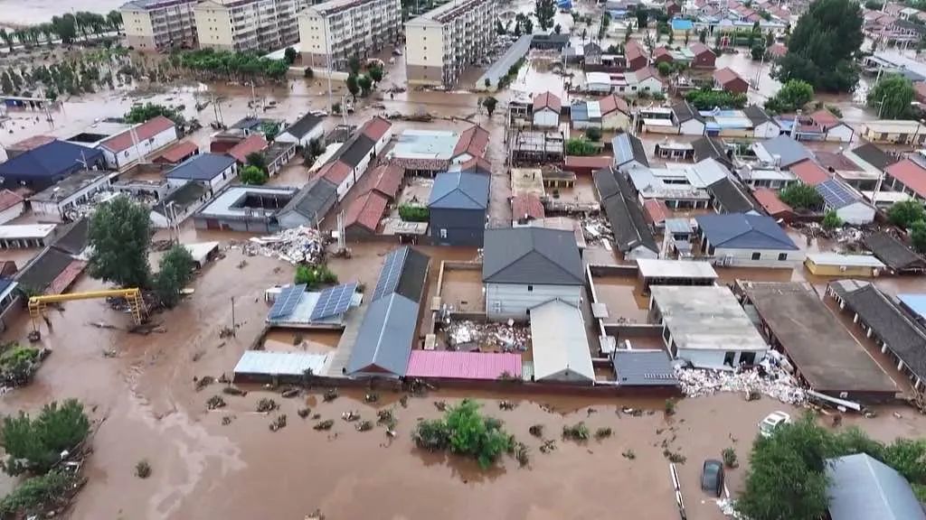 我国华北地区出现持续强降雨,部分乡镇被极端暴雨引发的洪水淹没。图/视觉中国