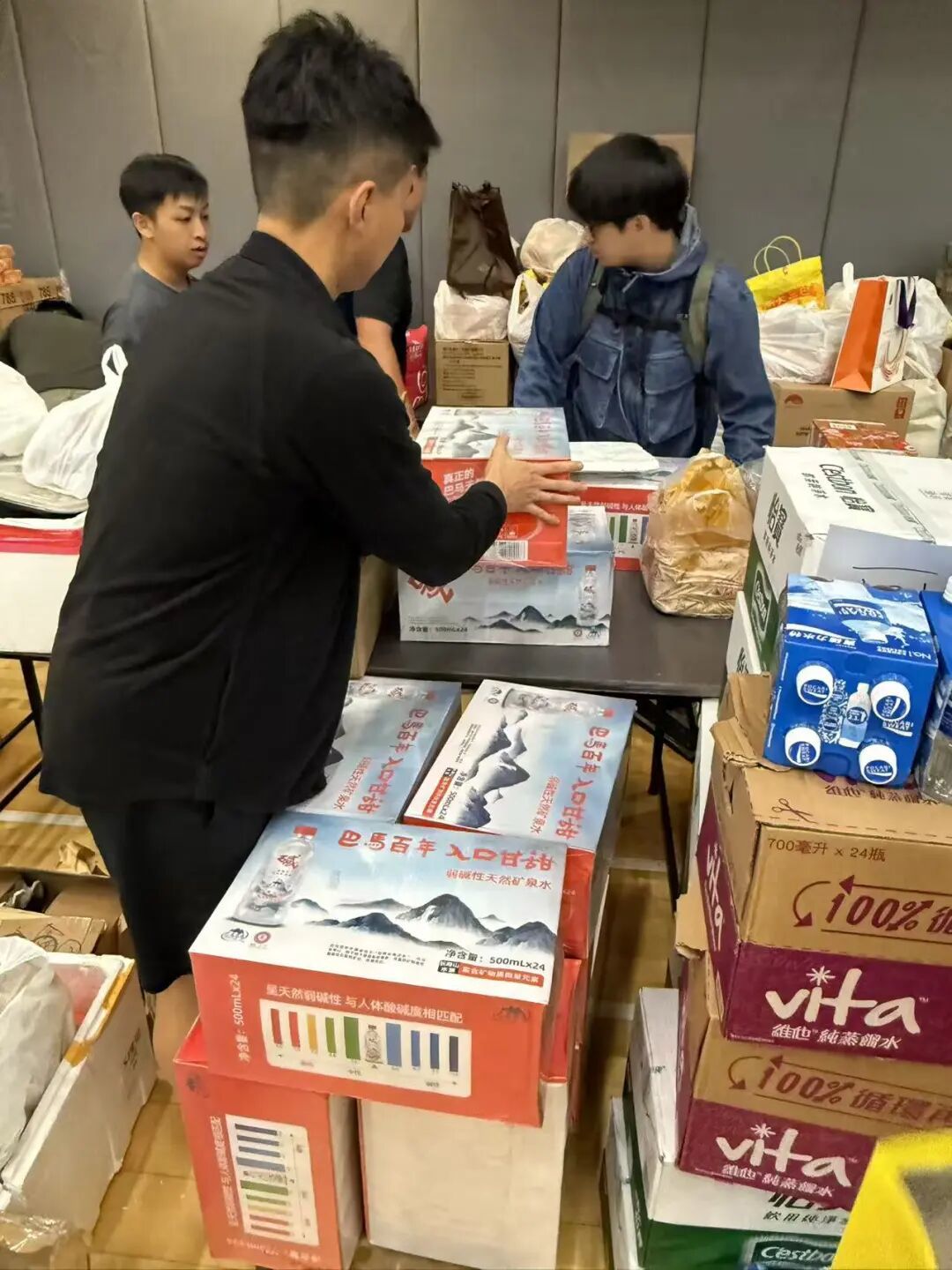 现场志愿者们在发放、搬运物资/受访者李小姐供图