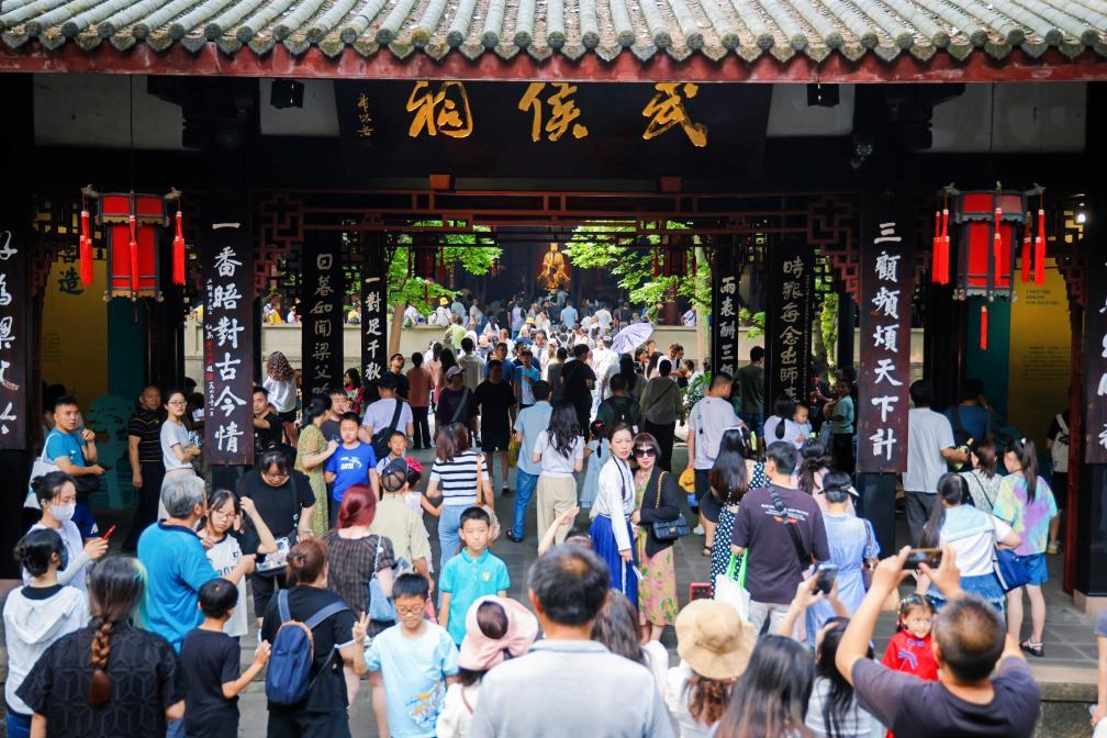5月18日，成都武侯祠博物馆热闹非凡，人声鼎沸。新华社记者 杨华 摄