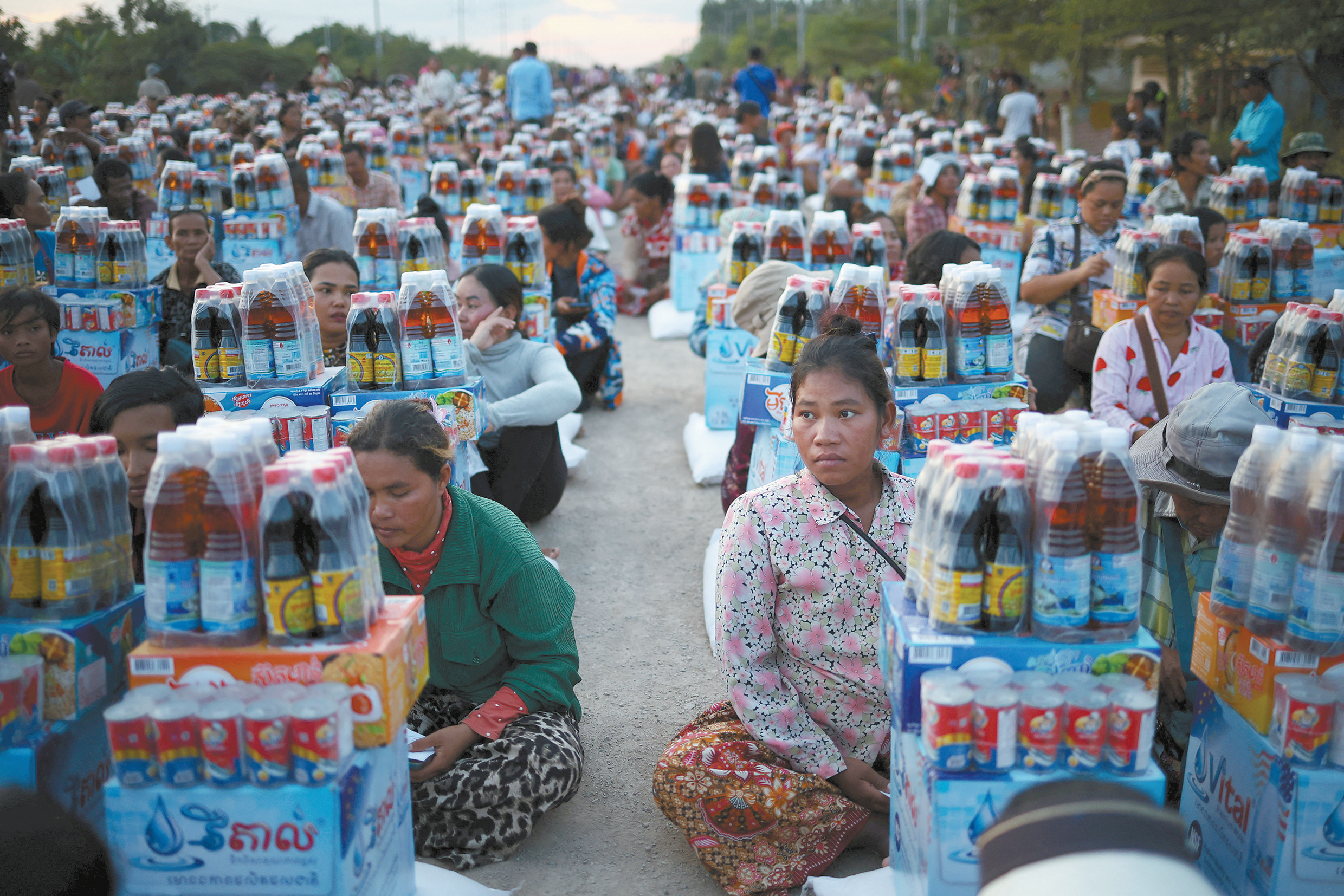 截至12月14日,本轮泰柬边境冲突仍在持续。图为13日,难民在柬埔寨班迭棉吉省的难民营领取物资援助。(IC photo)
