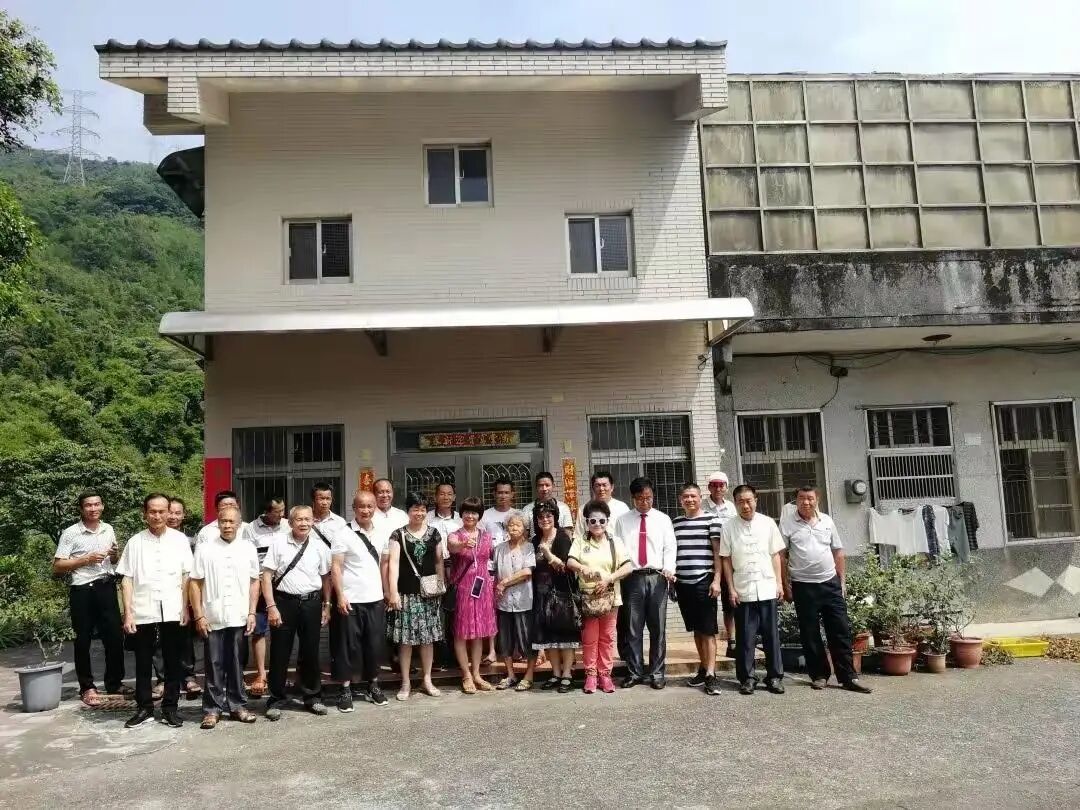 赖瀚钟与赖清德亲戚交流合影