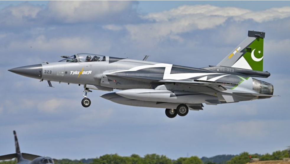 特殊涂装的巴基斯坦空军JF-17“雷电”(中方称“枭龙”)战斗机降落在英国皇家空军费尔福德基地,参加2025年国际航空文身航展。 图源:“The Aviationist”网站