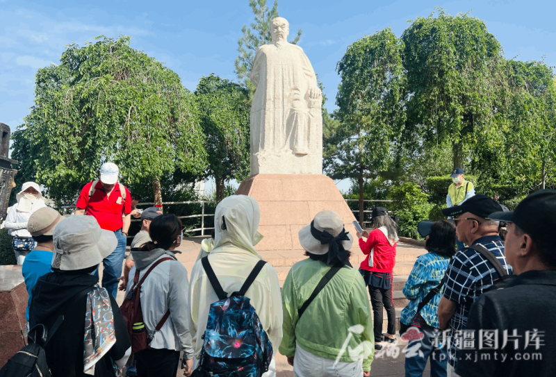 6月10日，台湾蓝天访疆团来到乌鲁木齐市红山公园。石榴云/新疆日报记者 司路路摄