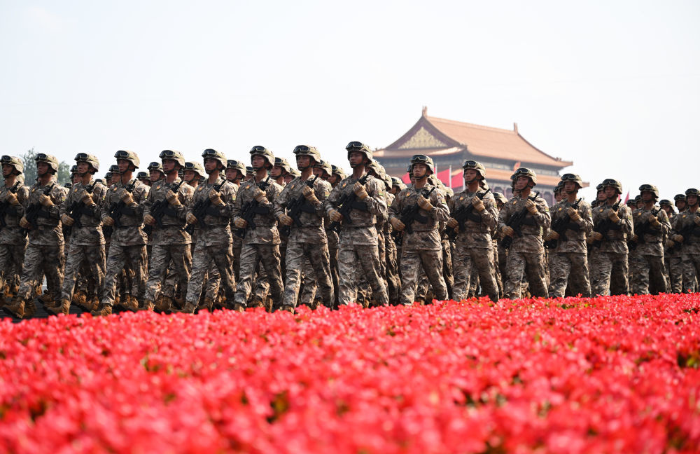 9月3日，纪念中国人民抗日战争暨世界反法西斯战争胜利80周年大会在北京隆重举行。这是徒步方队通过天安门广场。新华社记者 张龙 摄