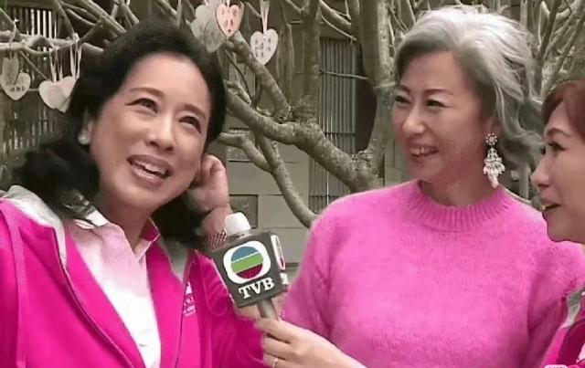 叶蒨文为67岁朱玲玲庆生，一头白发真实自然，两人年逾60仍显年轻