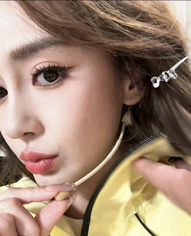 baby杨颖五一晒娃,小海绵露半张脸超像黄晓明,Baby造型美绝了