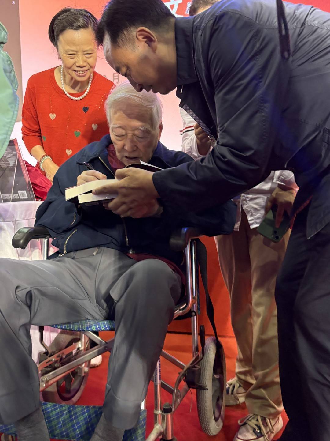 天府舒展上,王火給讀者簽名(2025年10月18日,攝影:封面新聞記者張杰)