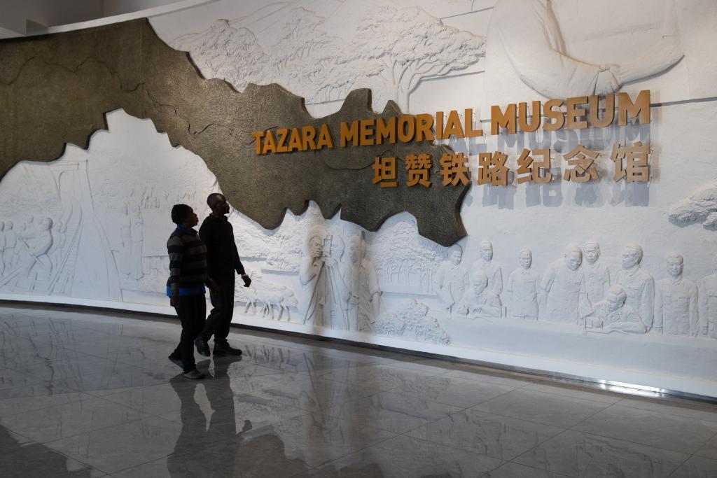 11月12日,在赞比亚坦赞铁路纪念园,两名当地人参观坦赞铁路纪念馆。新华社记者 彭立军 摄