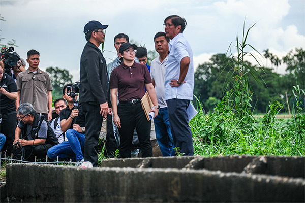 8月20日,马科斯视察一处“幽灵工程”地点 菲律宾ABS-CBN新闻网