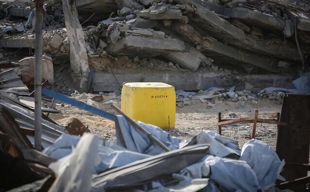 但所谓的“黄线区域”,目前只用这些黄色水泥墩标记出来