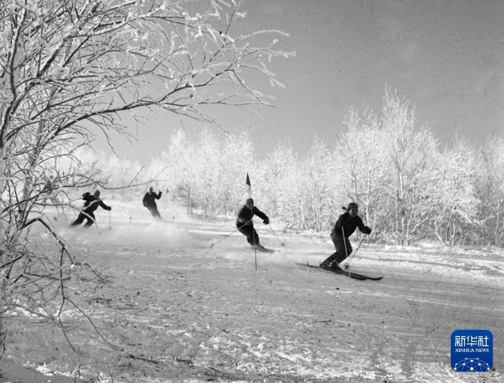 1963年，在内蒙古大兴安岭阿尔山林区，滑雪运动员正在练习大回转滑行技术。新华社记者赵连升摄