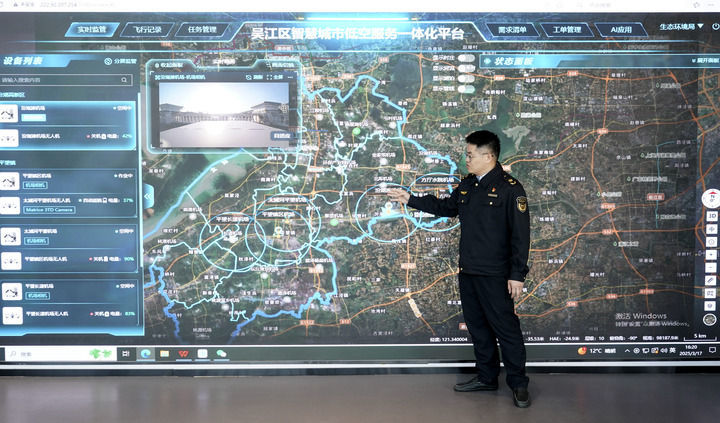 2025年3月17日，在江蘇吳江太浦河驛站,，當(dāng)?shù)厣鷳B(tài)環(huán)境部門工作人員介紹無人機(jī)巡航情況,。新華社記者 季春鵬 攝