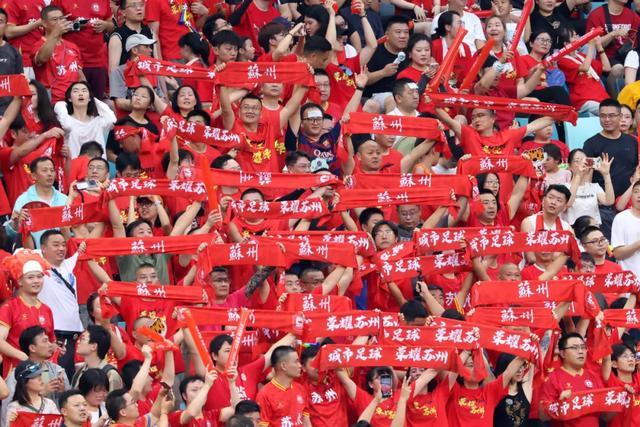 6月29日晚，苏州队球迷为球队加油助威。中新社记者 泱波 摄