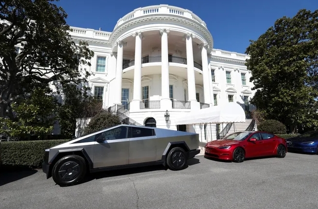 当地时间11日，包括Model S、Cybertruck和Model Y等多种特斯拉电动汽车停在白宫外。图源：英媒