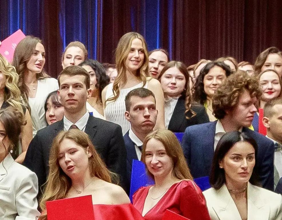 6月30日,扎因·阿萨德身穿白色条纹连衣裙,现身莫斯科国际关系学院毕业典礼。