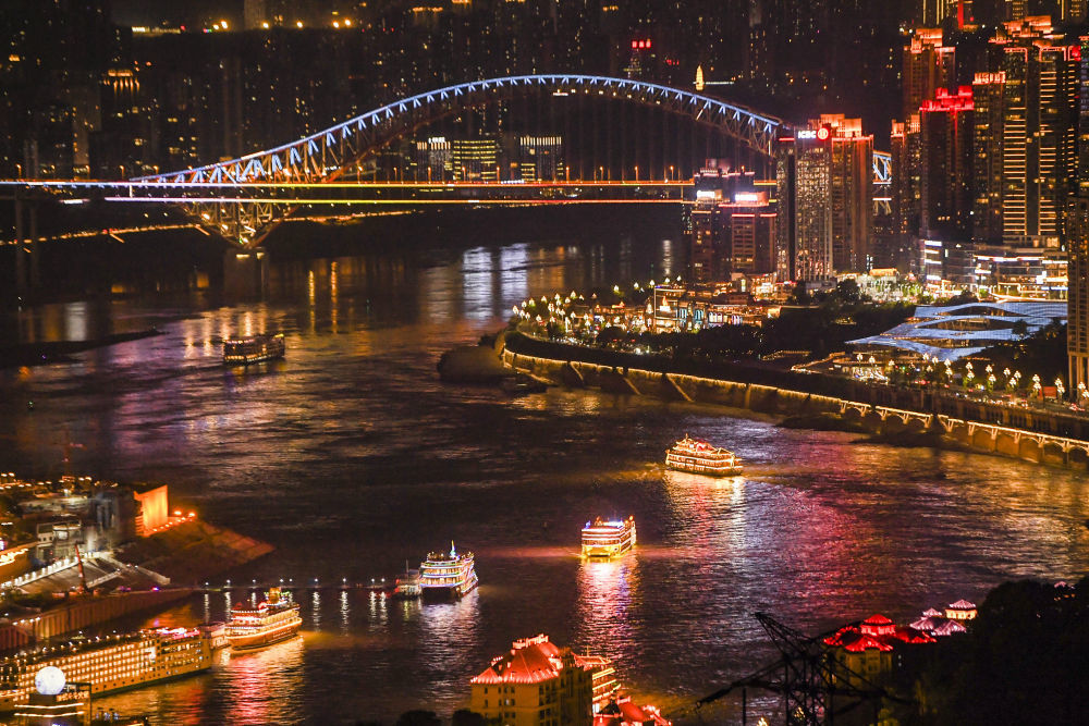 游客乘坐游船欣赏重庆夜景。新华社记者 王全超 摄