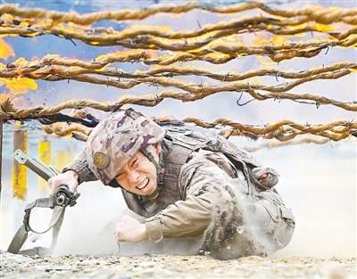 新疆军区某团战士正在进行战术动作训练，锤炼血性胆气。周凯威摄