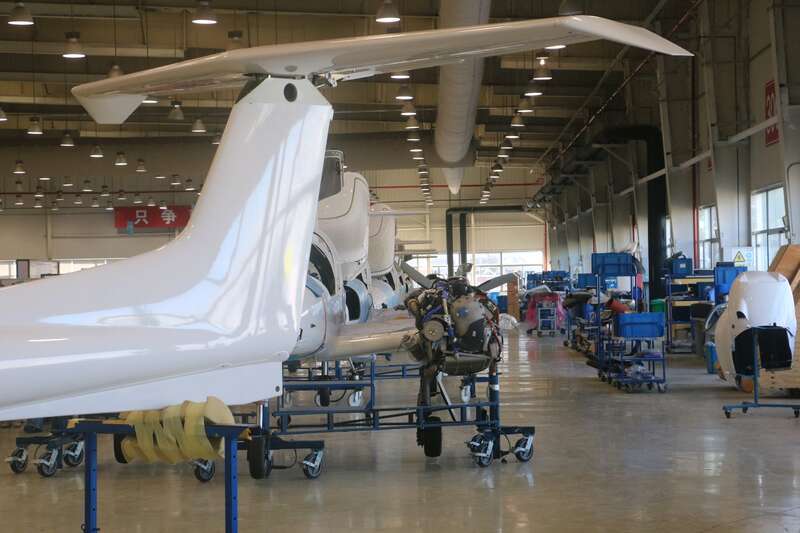 电科飞机总装车间一角。中青报&middot;中青网记者 王海涵/摄