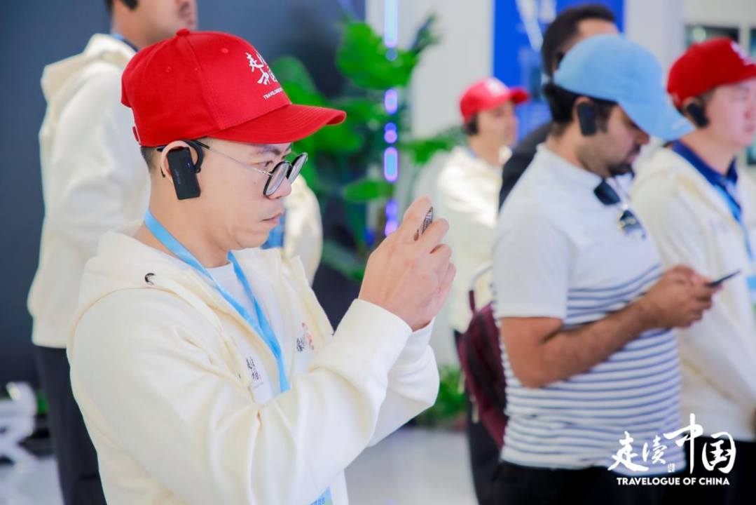 柬埔寨记者伊阿·陈达·汉特参观内蒙古数据交易中心